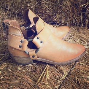 Frye Ray Harness Shootie, 5.5 (Read size description!)